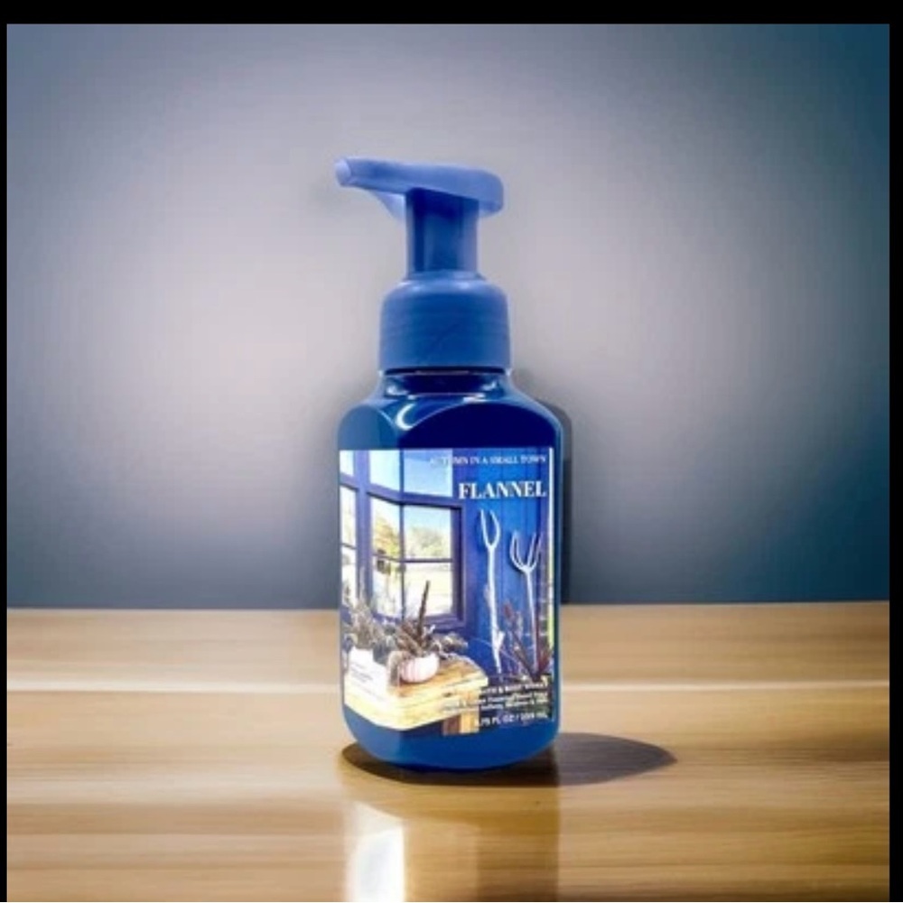 Bath & Body Works Foaming Hand Soap- Flannel (8.75 fl oz)